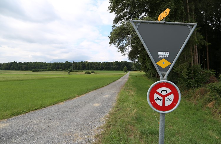 Ein Fahrverbot verhindert seit rund einem halben Jahr die Zufahrt zur Mooshütte im Chüserainwald. (Foto Geri Wyss)