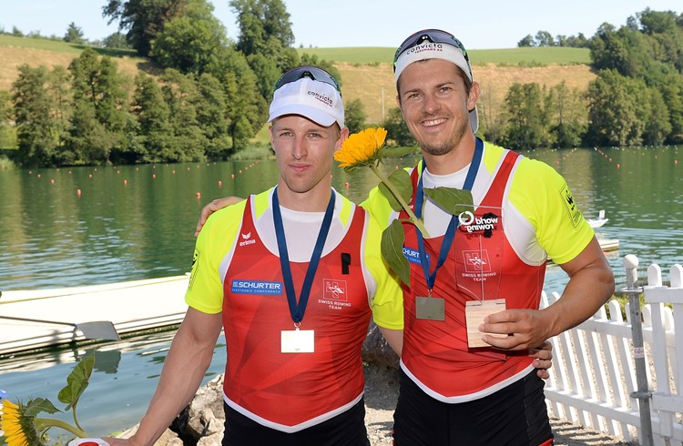 Andrin Gulich (links) und Roman Röösli holten  auf dem Rotsee im Zweier-ohne Bronze und den Gesamt-Weltcupsieg in ihrer Bootsklasse. (Foto Swiss Rowing/Detlev Seyb)
