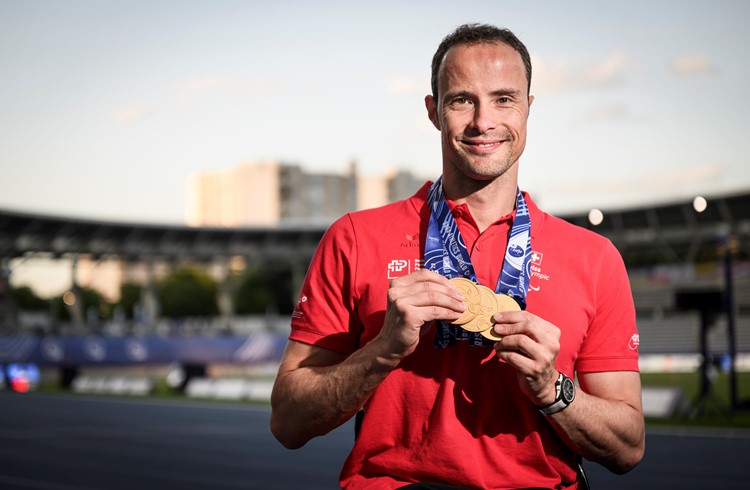 Marcel Hug strahlte mit seinen drei Goldmedaillen. (Foto Gabriel Monnet/Swissparalympic)
