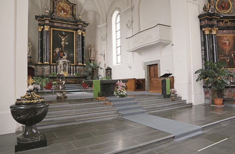 Altar und Ambo werden künftig der Längsachse der Kirche nach verschiebbar sein und das Taufbecken (links) erhält im Chorraum einen festen Platz. (Foto Geri Wyss/Archiv)
