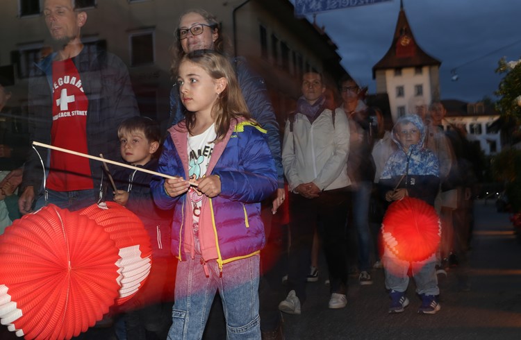 Traditionsgemäss beginnt die Sempacher Bundesfeier während der blauen Stunde mit einem Einzug ins Städtli. (Foto Geri Wyss)