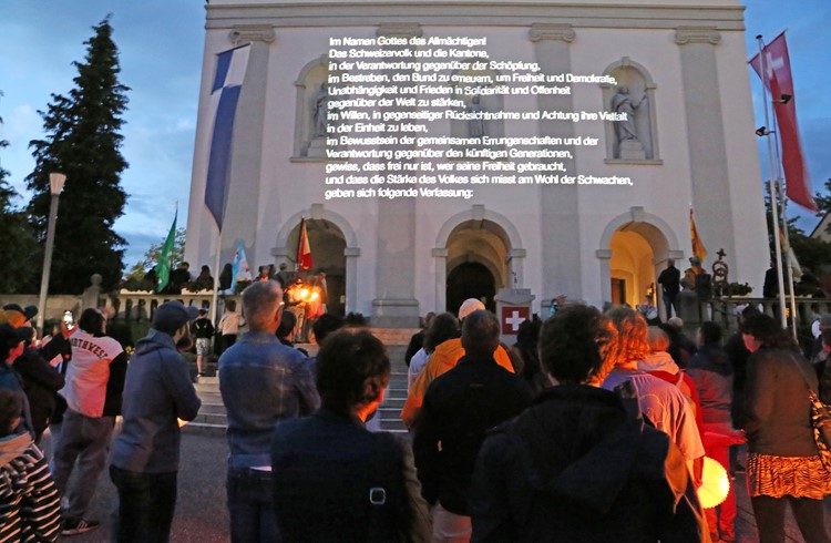 An der Mauer der Kirche St. Stefan prangte auch die Präambel der Bundesverfassung. (Foto Geri Wyss)