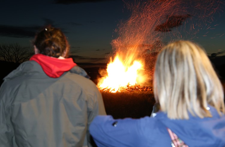 Ein grosses Feuer auf der Meierhöfliwiese erhellte nach der Feier im Städtli die Nacht. (Foto Geri Wyss)