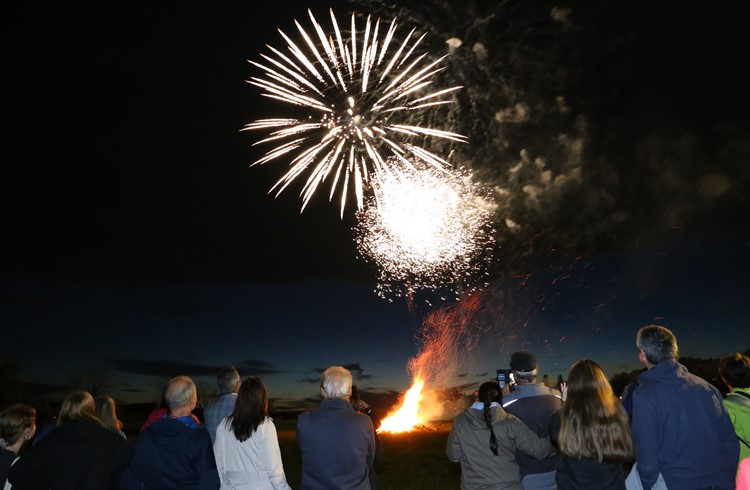 Die vielen Gäste der Bundesfeier bestaunten auch ein prächtiges Feuerwerk … (Foto Geri Wyss)