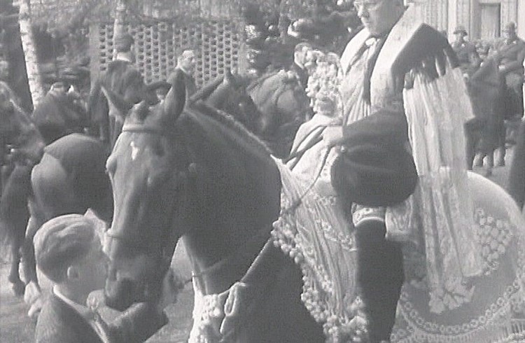 Seppi Barmettler (links) ist mit seinem Pferd «Ruedi» am Auffahrtsumritt 1958 unterwegs. (Foto )