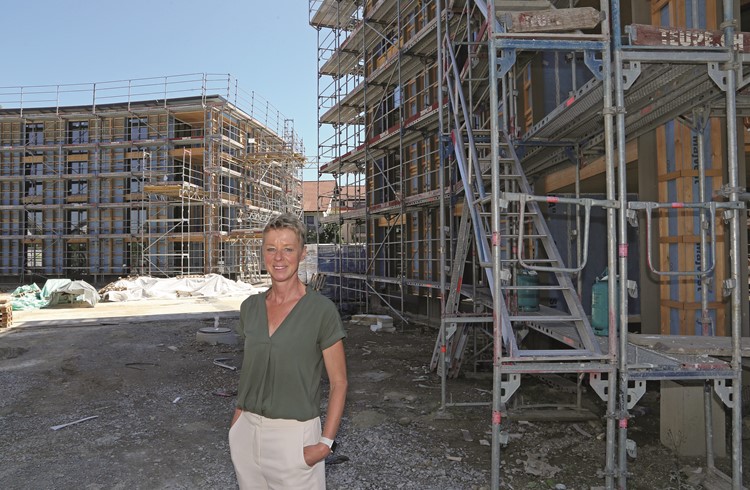 Die Sempacher Bauvorsteherin Mary Sidler bezeichnet die fünf Häuser mit 52 Wohnungen an der Hubelstrasse 5 a bis e als «besonders gelungenes Projekt einer Innenverdichtung».  (Foto Geri Wyss)