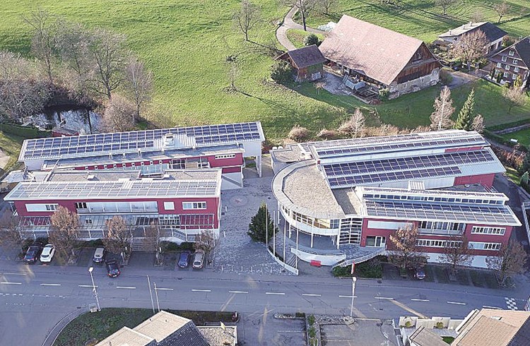 Heute erinnert nur noch der Name «Zentrum Sagi» an die Vergangenheit der Sägerei Hürlimann. Hinten links ist der Weiher zu erkennen, der früher die Wasserkraft für den Betrieb der Sägerei lieferte. (Foto zvg)