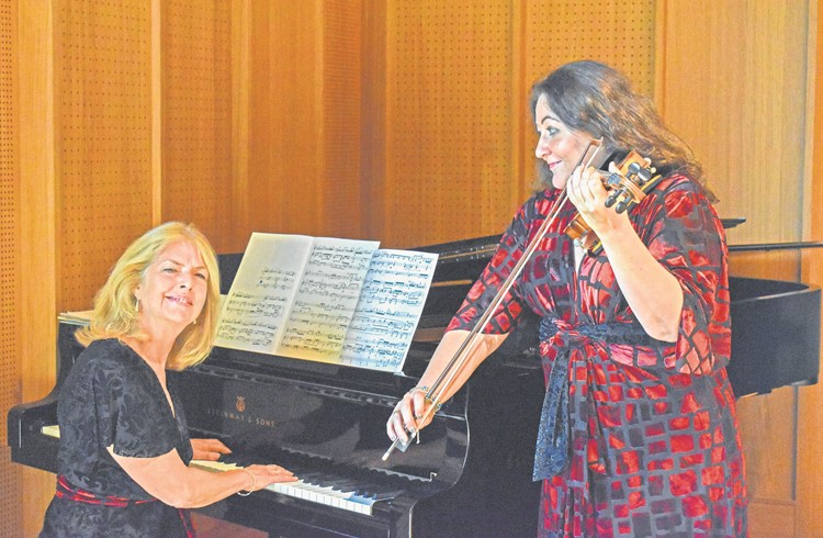 Fiona Aeschlimann (links) und Denitza Kucera spielen am Samstag, 2. September, im Kultursalon Felsenegg. (Foto zVg)