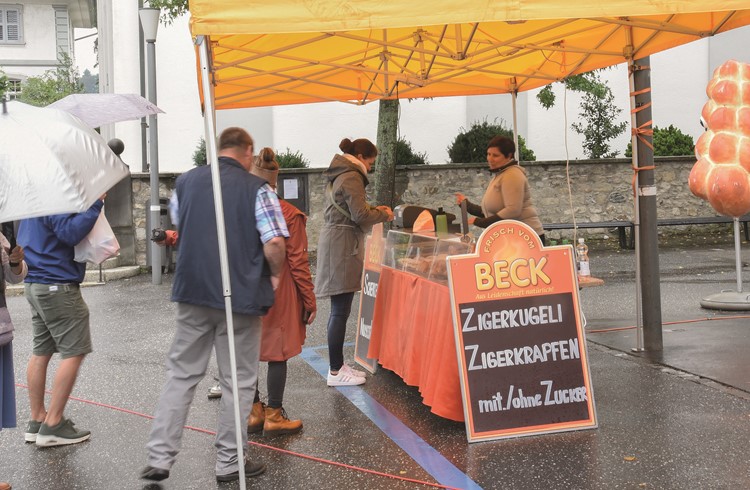 Auch die Bäckerei Beck war zugegen und verkaufte Zigerkugeli und Zigerkrapfen. (Foto Stefanie Zumbach)
