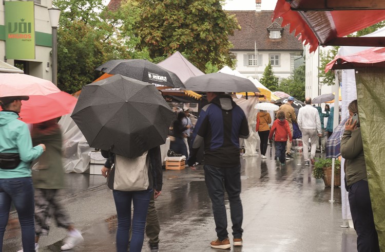 Trotz des Regens am Nachmittag tummelten sich einige Leute im Sempacher Städtli. (Foto Stefanie Zumbach)