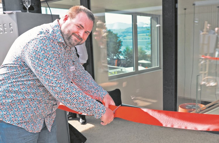 Der Eicher Gemeindepräsident Adrian Bachmann eröffnet den Neubau «Seepark – Wohnen im Alter».  (Foto Sandra von Ballmoos)