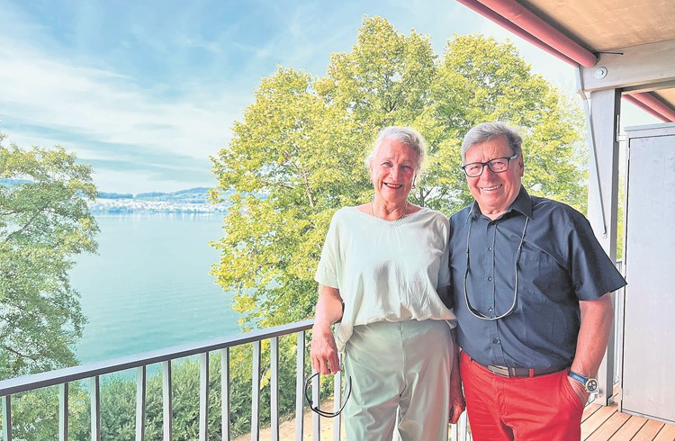 Priska Bernet und Bruno Vorburger auf dem Balkon ihrer neuen Wohnung im Seepark Eich. (Foto Sandra von Ballmoos)