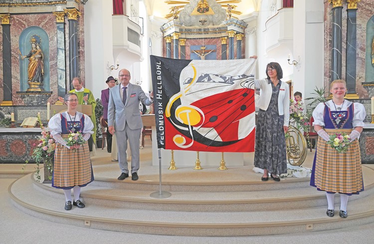 Das Fahnenpatenpaar Rita Gloggner und Toni Achermann hat die neue Fahne in der Pfarrkirche Hellbühl entrollt. (Foto Roland Meyer)