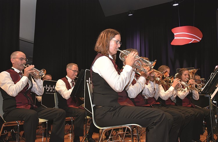 Die Brass Band Feldmusik Nottwil in ihrer neuen Uniform beim Auftritt vor dem Festakt in der Turnhalle Sagi. (Foto Daniel Zumbühl)
