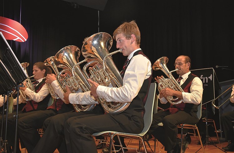 Die Brass Band Feldmusik Nottwil in ihrer neuen Uniform beim Auftritt vor dem Festakt in der Turnhalle Sagi. (Foto Daniel Zumbühl)