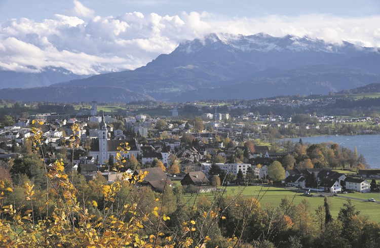 Sicht von Kirchbühl Richtung Sempach mit Blick auf den Sempachersee und die Berge. (Foto Geri Wyss)