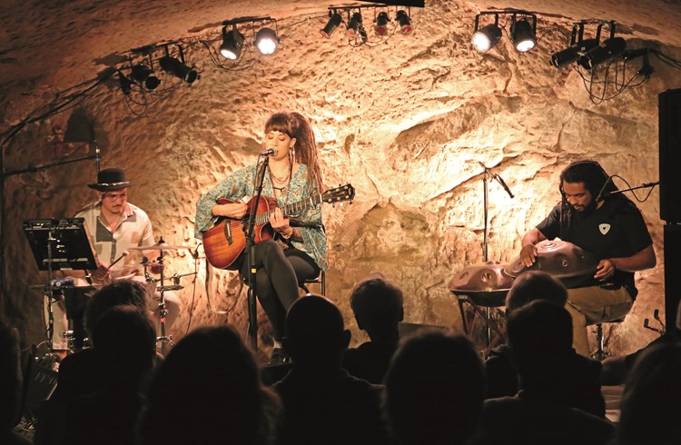 Auf der Schtei-Bühne trat Lisa Oribasi im Trio zusammen mit Marco Della Rovere (perc) und Amado Gandema (Hang) auf. (Foto Geri Wyss)
