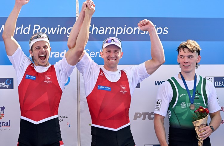 Grosse Freude erlebte Roman Röösli (links) und Andrin Gulich auf dem Podest, kurz bevor sie die Goldmedaille überreicht bekamen. (Foto Swiss Rowing/Detlev Seyb)