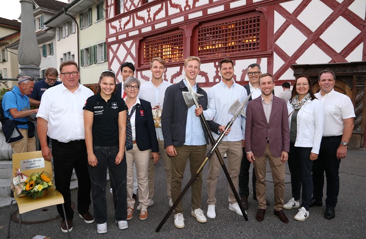 Vertreter des Stadtrats, des schweizerischen Ruderverbands und des Seeclub Sempach zusammen mit den Geehrten. (Foto Geri Wyss)