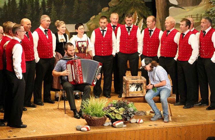 Der Jodelklub unterhielt das Publikum bestens mit ihrem schönen Jodelgesang, aber auch mit humoristischer Note wie hier beim Lied «E Lusbueb» von Josef Dubach. (Foto Geri Wyss)