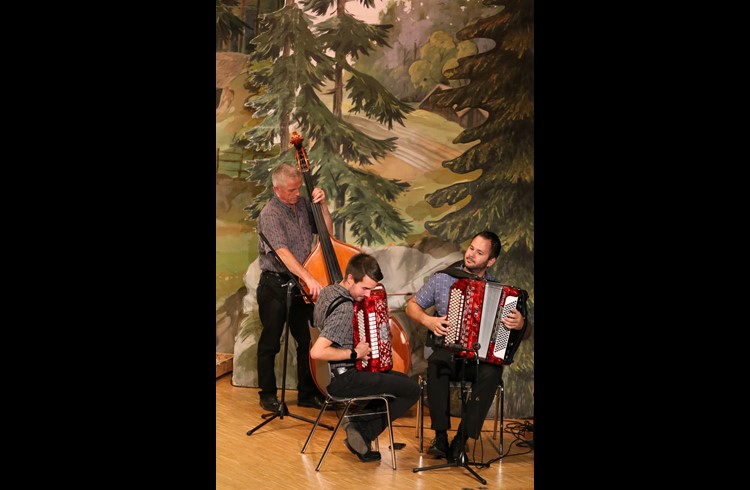 Die Unterhaltungsmusik Pfister-Bucher-Zurfluh gehörte auch zum Samstagabendprogramm im Pfarreiheim Neuenkirch. (Foto Geri Wyss)