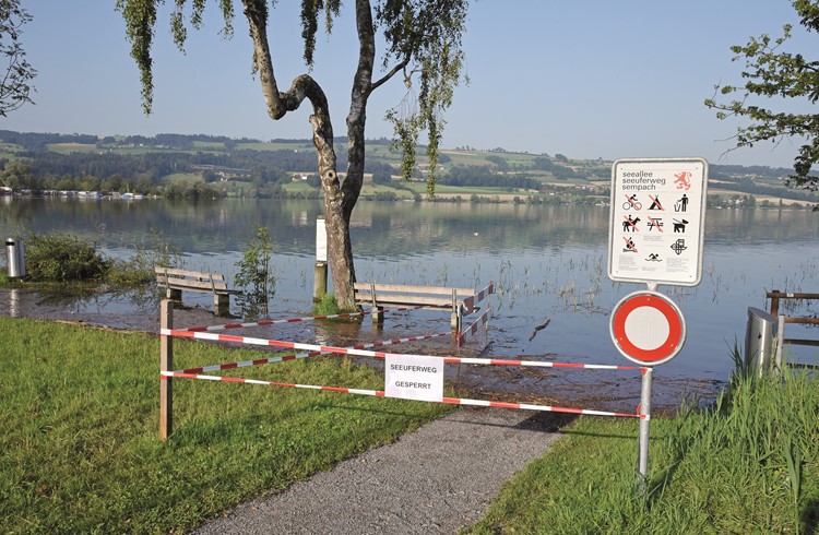 Im Sommer 2021 war der Seeweg in Sempach wegen Hochwasser längere Zeit gesperrt. (Foto Geri Wyss/Archiv)