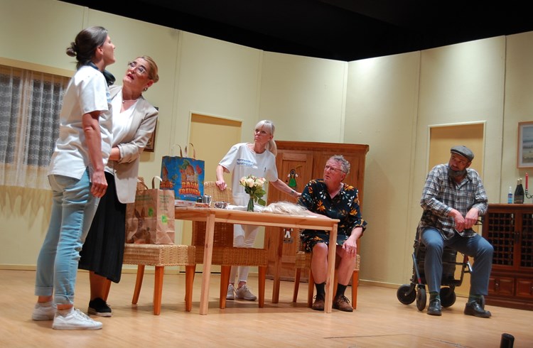 Das Theaterstück um den Altersheimbewohner Johannes Junker (ganz rechts, gespielt vom Jodlerklub-Präsidenten Ruedi Bachmann) sorgte für beste Unterhaltung. (Foto Willi Rölli)