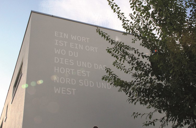 Das Gedicht Hort Fund steht auf der linken Seite der Fassade und erklärt das Wort als Depotfund. (Foto Stefanie Zumbach)