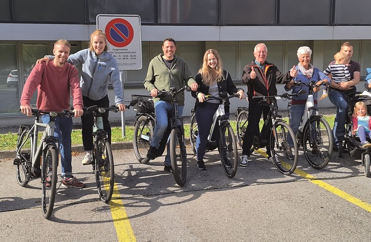 Diese Teilnehmenden an der Mobilitätschallenge von Luzernmobil tauschten für einen Monat das eigene Auto gegen ein Mobilitätspaket ein. (Foto zVg)