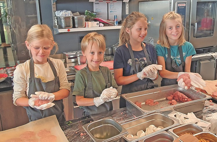 In der Sempia-Küche des Hotels Sempachersee erhielten die Kinder Einblick in die Welt des Kochens. (Foto zVg)