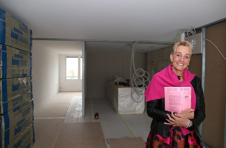 Anja Hermanns im ersten Stock des Rösslipark, wo sie gegenwärtig häufig anzutreffen ist wegen den laufenden Bauarbeiten für die Praxis. (Foto Geri Wyss)