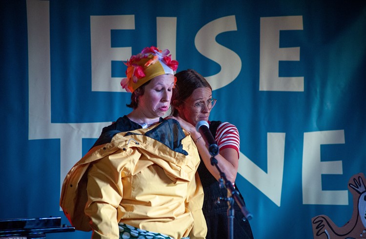 Das Anziehen scheint noch nicht so gut zu klappen: Eva Felder Zihlmann (links) und Isabelle Kurmann Meyer von der Kinderband Hoppelihopp. (Foto zvg)