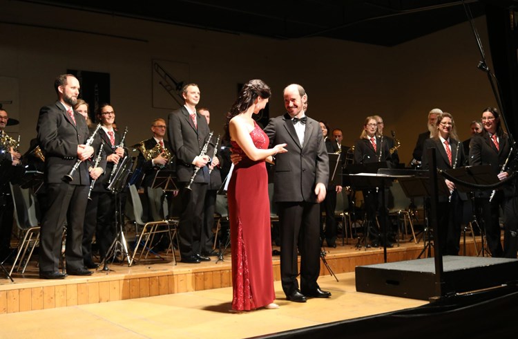 Durften stolz sein: Die Sopranistin Raphaela Felder und der Dirigent Roger Meier mit «seinem» Blasorchester Feldmusik Neuenkirch. (Foto Fabienne Wey)