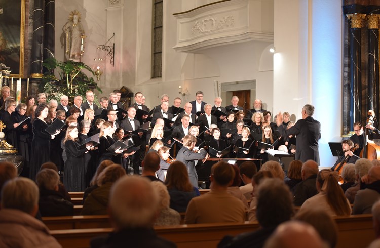 Der Kirchenchor Sempach und der ukrainische Kammerchor Cantus bildeten eine perfekte Einheit. (Foto Roseline Betschart)
