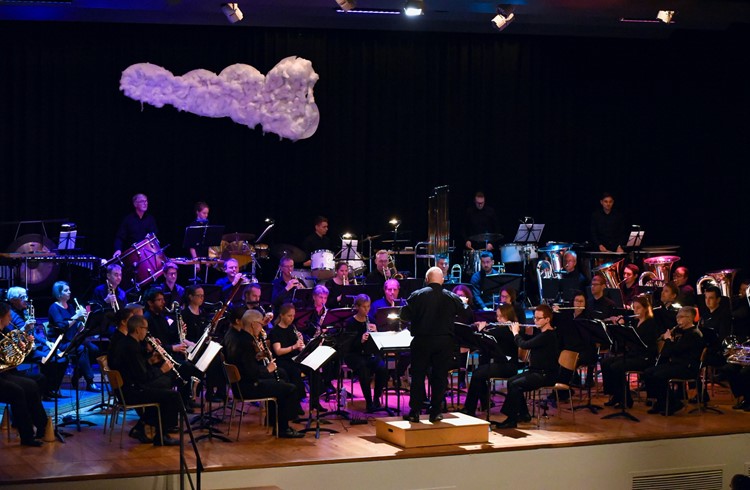 Ein traumhaftes Bühnenbild erschuf die Musikgesellschaft Harmonie Sempach für ihr Jahreskonzert. (Foto Franziska Haas)