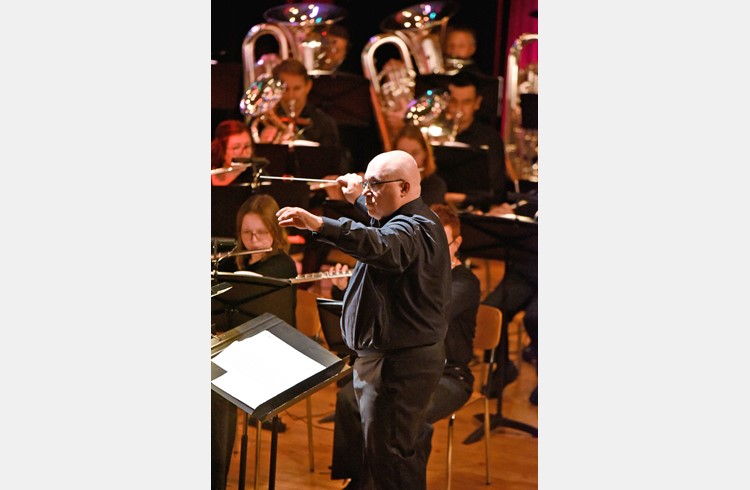 Dirigent Domenico Emmanuele führte das Corps kompetent durch den Konzertabend. (Foto Franziska Haas)