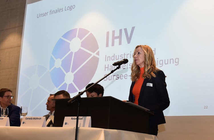 Die Leiterin des neuen Ressorts Marketing/Kommunikation Helena Bösch präsentierte den neuen Logoauftritt der IHV. (Foto Flavia Rivola)
