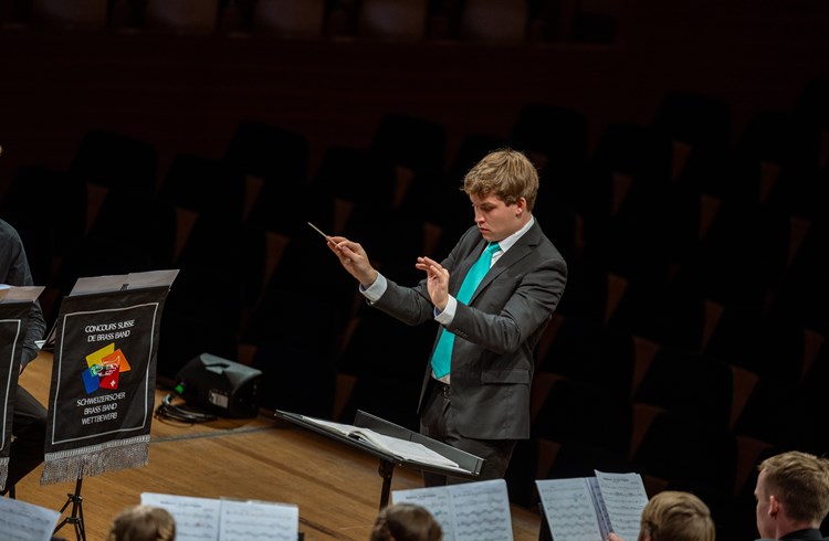 Dirigent Mattia Klaus führte die Jugend Brass Band Oberer Sempachersee zum Kategoriensieg. (Foto 360DSM)