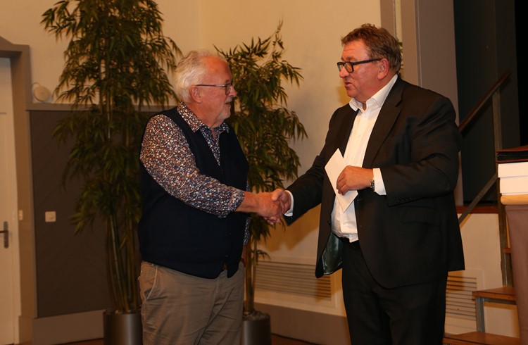 Stadtpräsident Jürg Aebi überreichte Hanspeter Achermann unter anderem auch einen Gutschein für Golfutensilien. (Foto Geri Wyss)