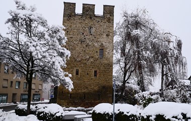 Der Winter hatte unsere Region am ersten Dezemberwochenende fest im Griff. Der Hexenturm im Städtli Sempach wirkt so fast noch etwas mystischer. | Franz Nick