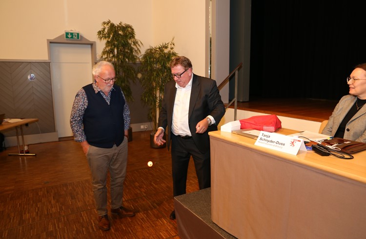 Stadtpräsident Jürg Aebi schenkte dem zurückgetretenen Sozialvorsteher Hanspeter Achermann leuchtende Golfbälle. (Foto Geri Wyss)