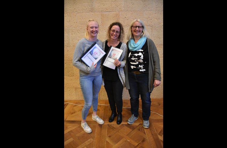 Von links: Lena Eberli (Netzball) und Karin Weike (ELKI) werden von Rita Bachmann, Technische Leiterin, als neue Leiterinnen willkommen geheissen. (Foto Nadja Bontekoe)