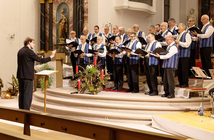 Unter der Leitung von David Zehnder verbreitete der Männerchor Hellbühl am Adventskonzert vorweihnächtliche Stimmung. (Foto Ramona Meyer-Stöckli)