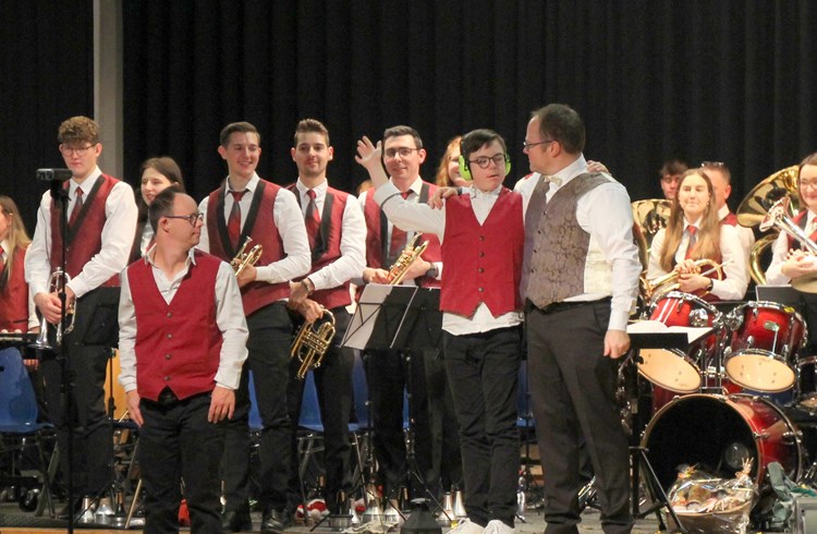 Mit sechs Solistinnen und Solisten setzte die Brass Band Harmonie Neuenkirch das Konzert «Brass Insieme» um. (Foto Pius Achermann)