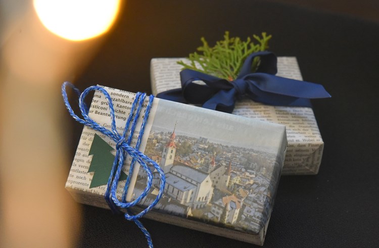 Paketschnur und ein Tannenbäumchen aus Papier – eine schöne Geschenkverpackung kann simpel sein. (Foto Franziska Kaufmann)
