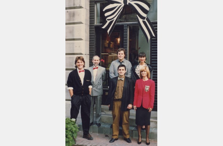 Herb Bossardt (Mitte links) mit seinen Grafikerinnen und Grafikern. (Foto zVg)