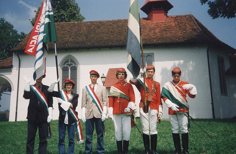 Mitglieder der Surlacia vor der Kapelle Mariazell im Jahr 2002. (Foto Archiv)