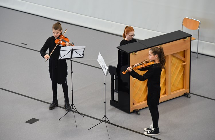 Das Ensemble «Tringel-Pringel» liess englische und schottische Melodien auf der Violine und dem Klavier erklingen. (Foto Franziska Kaufmann)