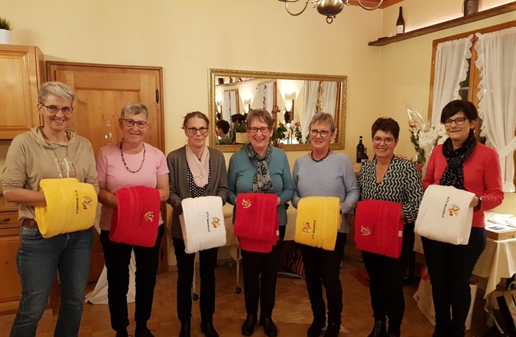 Jubilarinnen Cornelia Wüest, Josy Stadelmann, Heidi Muff, Rosmarie Bucher, Agnes Kälin, Rita Baggenstoss und Josefine Muff. (Foto zVg/KTV Neuenkirch)
