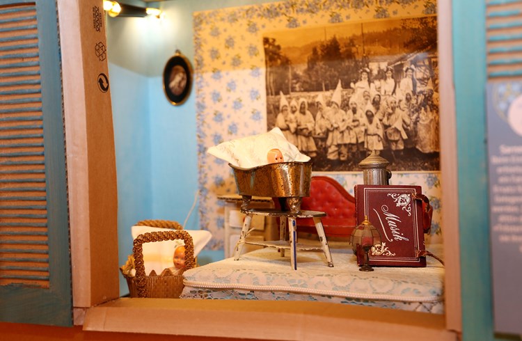 Die Sonderausstellung «Hotel Vergissmeinnicht» wartet mit vielen schmucken, detailverliebten Zimmern auf das Museumspublikum (Foto Geri Wyss)